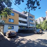Tineretului, 3 camere decomandat, bloc nou, curte proprie 30 mp, boxa 25 mp